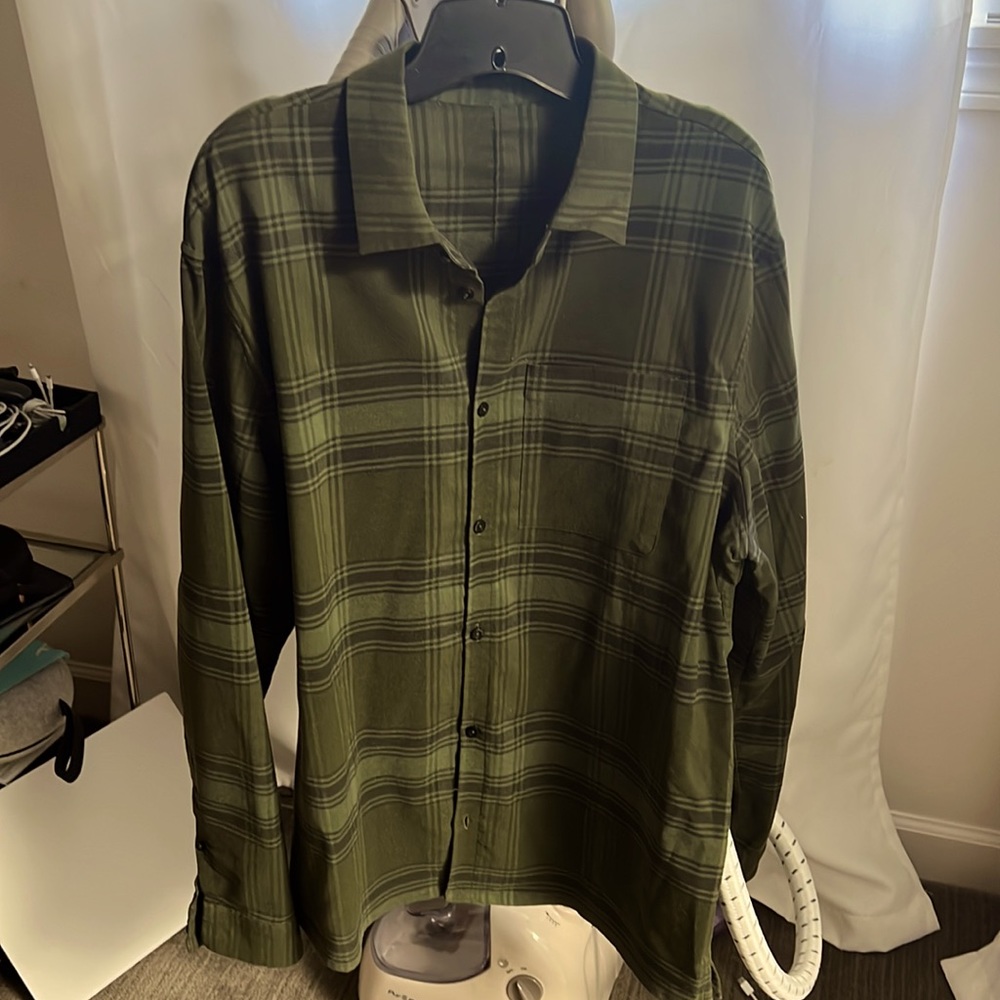 🍋LULULEMON men’s flannel button down